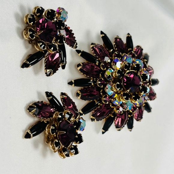 Vintage, Double Flower Set,Domed Lg.,Purple/Pink Brooch/Earrings. - Picture 5 of 7